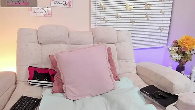 saracrowe online show from March 2025 05:05:02 AM