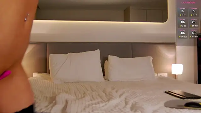 WOW-PeaCH-Girl online show from September 2025 05:46:02 PM