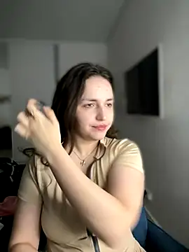 HoneySweetBee online show from November 2025 11:18:01 PM