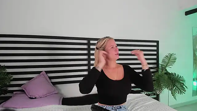 stefanny ruiz  online show from December 2024 12:40:02 PM