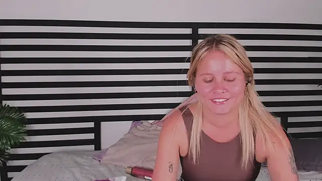 stefanny ruiz  online show from December 2024 06:28:01 PM