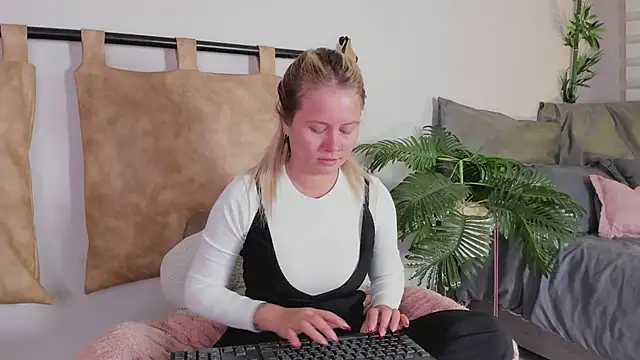 stefanny ruiz  online show from February 2025 02:14:02 PM