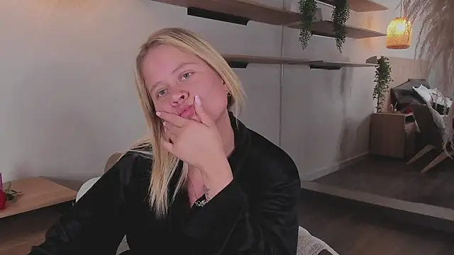 stefanny ruiz  online show from March 2025 03:20:01 PM