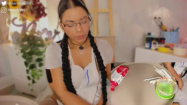 Nicolemorelli2 online show from September 2025 01:56:02 PM