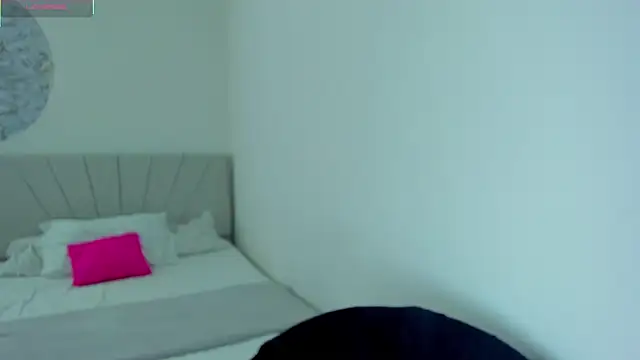 Snapshot of IsabelaVanegas_ chatting on October 2025 05:17:01 PM IsabelaVanegas  online show from October 2025 05:17:01 PM