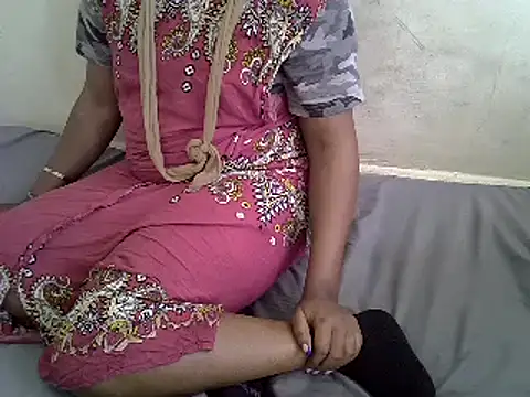 Snapshot of Crystal__Gee chatting on March 2025 07:36:01 AM Crystal Gee online show from March 2025 07:36:01 AM