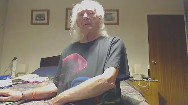 Snapshot of WaverlyKernow chatting on April 2026 02:20:02 AM WaverlyKernow online show from April 2026 02:20:02 AM