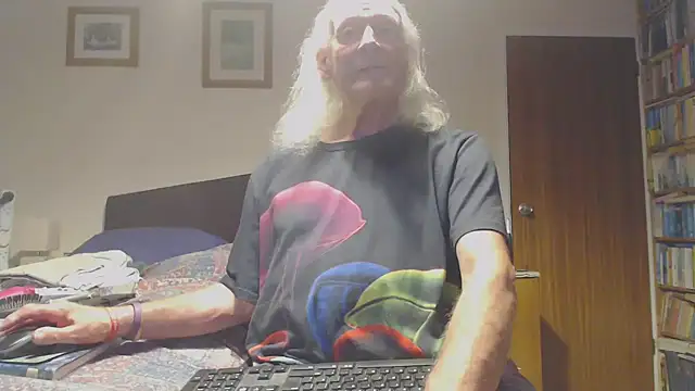 Snapshot of WaverlyKernow chatting on April 2026 06:52:01 PM WaverlyKernow online show from April 2026 06:52:01 PM
