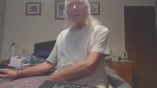 Snapshot of WaverlyKernow chatting on April 2026 02:29:01 PM WaverlyKernow online show from April 2026 02:29:01 PM