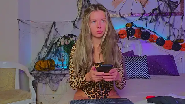 Real Tini online show from October 2025 11:43:01 AM