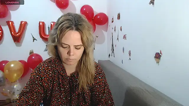 Snapshot of hotmilf4uxxx chatting on February 2026 11:18:01 AM hotmilf4uxxx online show from February 2026 11:18:01 AM