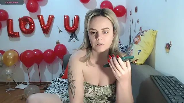 Snapshot of hotmilf4uxxx chatting on February 2026 11:22:01 AM hotmilf4uxxx online show from February 2026 11:22:01 AM