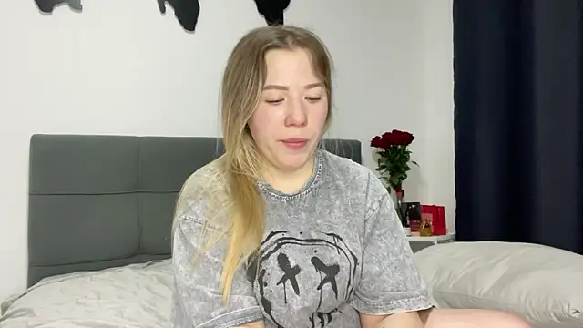 Embersweetbunny online show from February 2025 06:45:02 PM