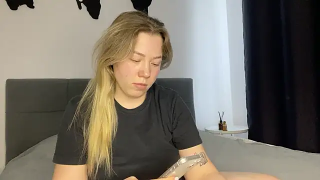 Embersweetbunny online show from February 2025 02:27:02 PM