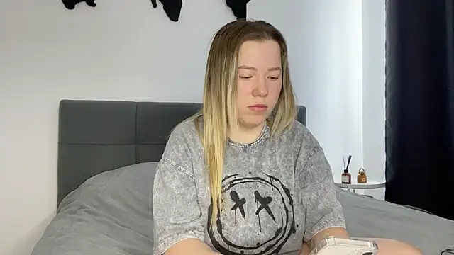 Embersweetbunny online show from February 2025 08:40:01 AM