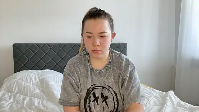 Embersweetbunny online show from March 2025 06:40:01 AM