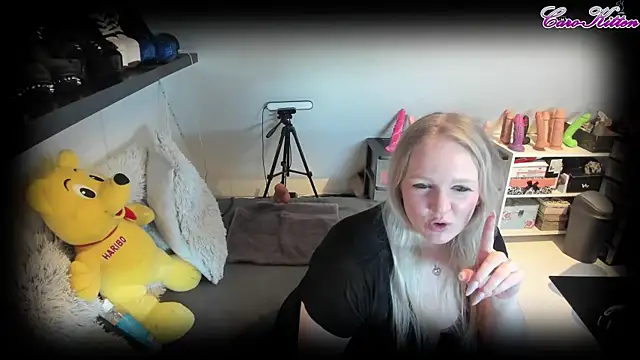 Snapshot of caro_kitten chatting on March 2025 08:17:01 AM caro kitten online show from March 2025 08:17:01 AM