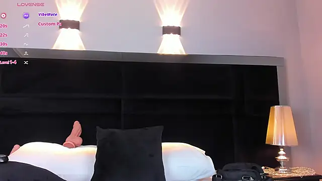 Snapshot of MiaStor chatting on March 2025 08:43:01 PM MiaStor online show from March 2025 08:43:01 PM