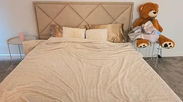 IceDanielles online show from April 2026 01:00:02 PM