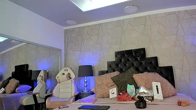 emily parkerr online show from February 2025 01:22:01 PM