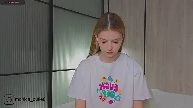 Snapshot of Monikacutie chatting on February 2025 04:05:02 AM Monikacutie online show from February 2025 04:05:02 AM