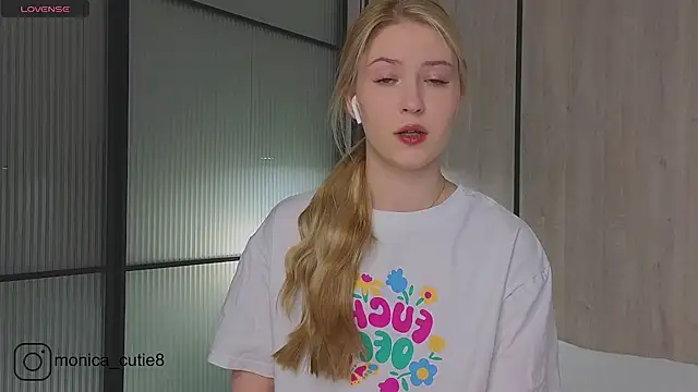 Snapshot of Monikacutie chatting on February 2025 04:10:02 AM Monikacutie online show from February 2025 04:10:02 AM