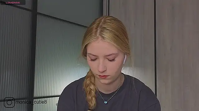 Snapshot of Monikacutie chatting on March 2025 04:03:02 AM Monikacutie online show from March 2025 04:03:02 AM