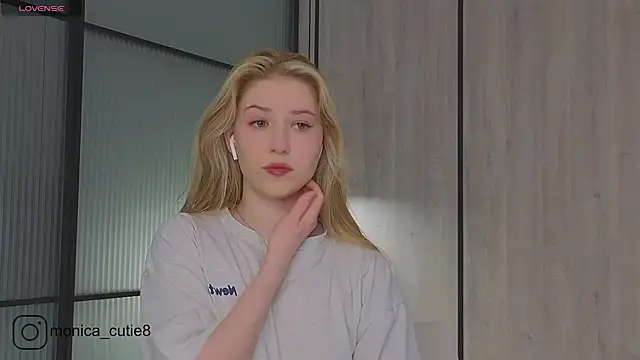 Snapshot of Monikacutie chatting on March 2025 04:38:02 AM Monikacutie online show from March 2025 04:38:02 AM