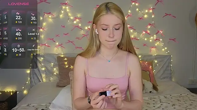 Snapshot of Monikacutie chatting on November 2025 03:15:01 AM Monikacutie online show from November 2025 03:15:01 AM