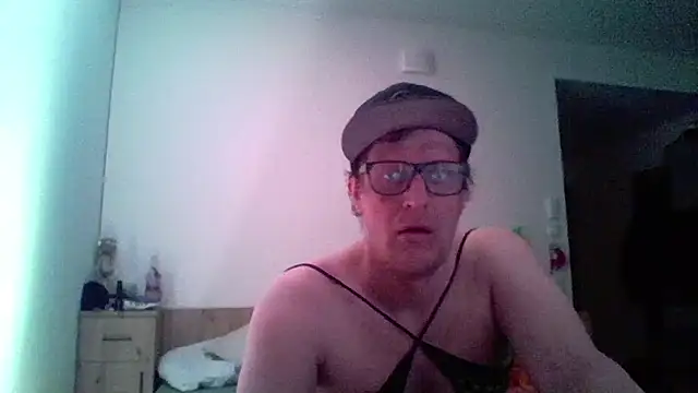 Bigthroaterboy online show from April 2026 08:06:02 PM