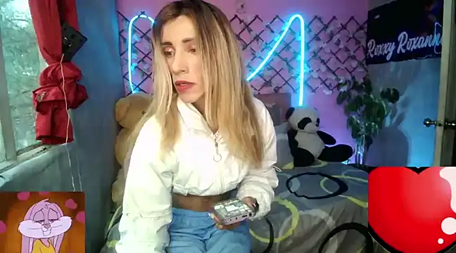 Snapshot of roxy_roxxan chatting on January 2025 10:51:02 PM roxy roxxan online show from January 2025 10:51:02 PM