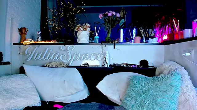  JuliaSpace  online show from January 2025 10:51:02 PM