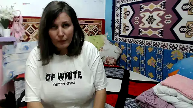 Snapshot of AdelineBlueEyes chatting on October 2025 09:32:01 AM AdelineBlueEyes online show from October 2025 09:32:01 AM