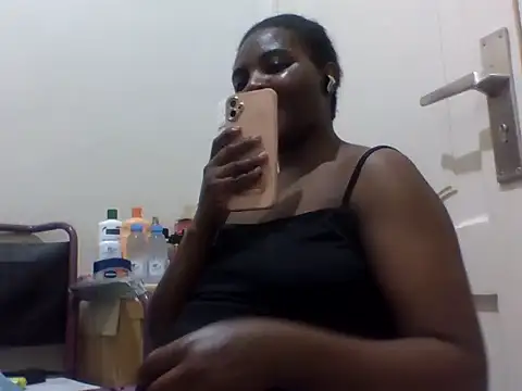 Snapshot of queenzuena chatting on May 2026 12:11:02 PM queenzuena online show from May 2026 12:11:02 PM