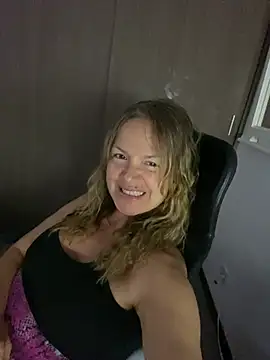 Snapshot of Leyna_liu chatting on March 2025 11:03:02 PM Leyna liu online show from March 2025 11:03:02 PM