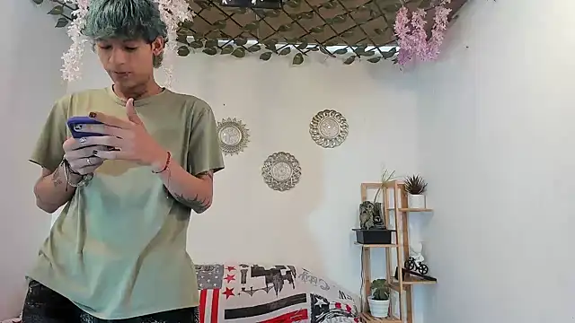 oliverhot2005 online show from November 2025 02:40:02 PM