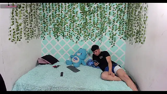 oliverhot2005 online show from December 2025 07:43:01 PM