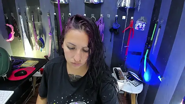 LucyStrike  online show from October 2025 10:43:02 PM