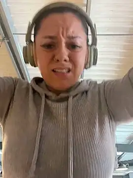 Luccreccia  online show from November 2025 10:17:01 AM