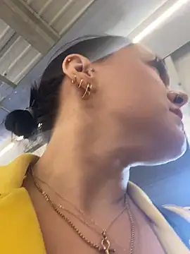 Luccreccia  online show from November 2025 03:05:02 PM