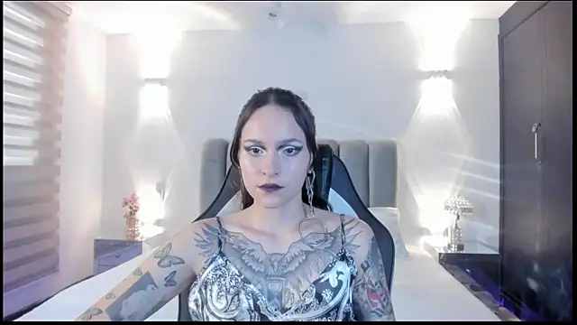 AnnyThompson  online show from February 2026 10:14:01 PM