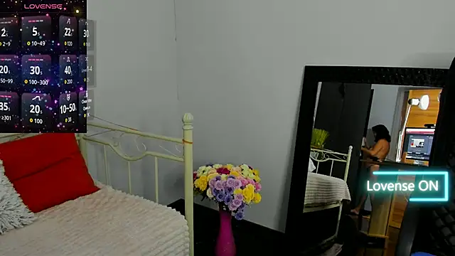 Snapshot of Julia_Dean chatting on November 2025 12:05:01 PM Julia Dean online show from November 2025 12:05:01 PM