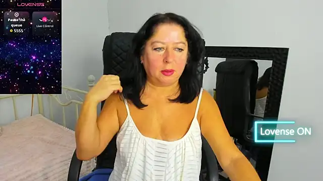 Snapshot of Julia_Dean chatting on November 2025 12:56:01 PM Julia Dean online show from November 2025 12:56:01 PM