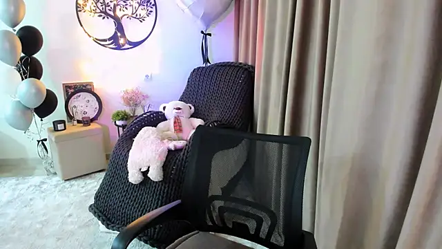 worldofkim online show from April 2026 03:09:01 PM