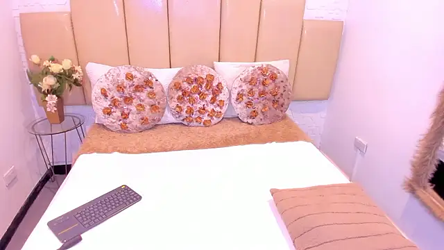 Miia Thompsonn online show from March 2026 02:31:01 PM