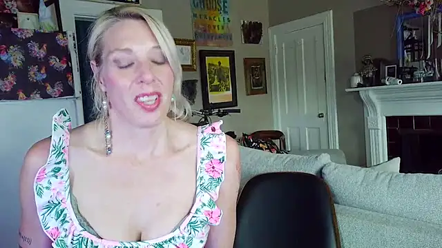 Snapshot of Glamazonx chatting on April 2026 11:02:02 PM Glamazonx online show from April 2026 11:02:02 PM