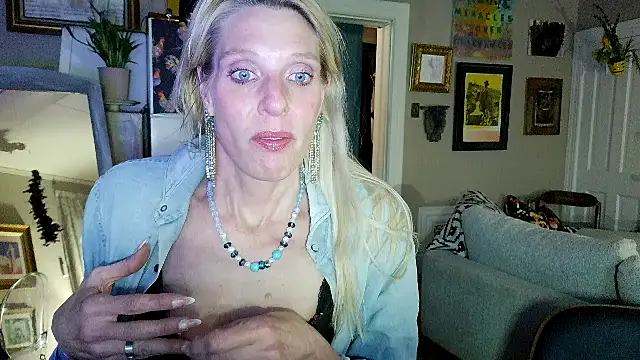 Snapshot of Glamazonx chatting on May 2026 01:45:01 AM Glamazonx online show from May 2026 01:45:01 AM