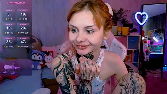 Britney Lynch online show from September 2025 01:02:02 PM