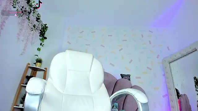 Snapshot of evelyn_evans_1 chatting on February 2025 02:35:02 PM evelyn evans 1 online show from February 2025 02:35:02 PM