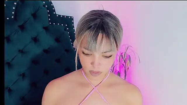 Emmaa Saenz  online show from March 2025 11:43:02 PM